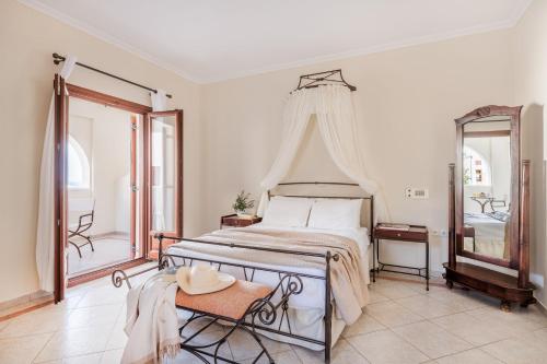 Postel nebo postele na pokoji v ubytování Epavlis Hotel & Spa