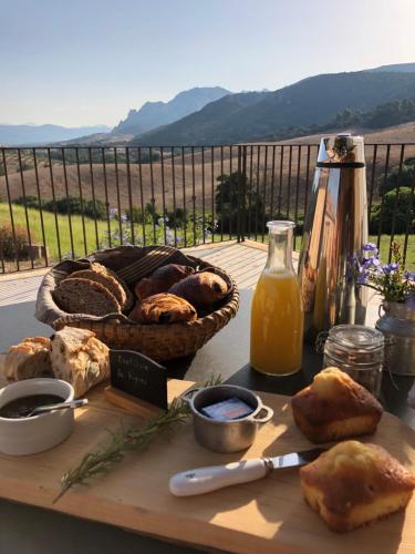 einen Tisch mit Brot und einen Korb Brot in der Unterkunft Ferme de Roccapina in Sarragia