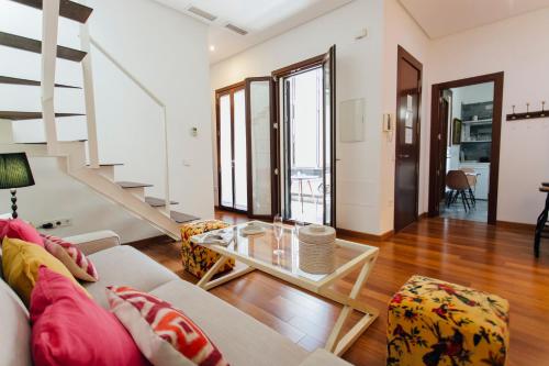 un soggiorno con divano e tavolo di Attic with terrace- 1Bd 1Bth- Corral del Rey a Siviglia