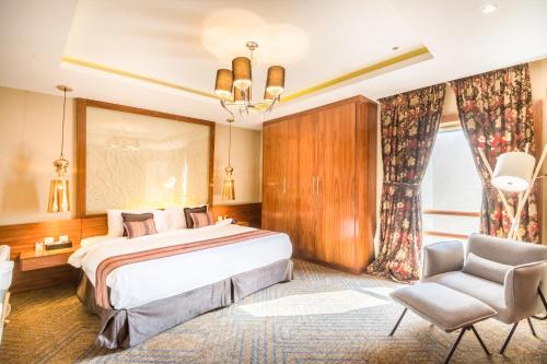 Кровать или кровати в номере Grand Plaza Hotel - Takhasosi Riyadh