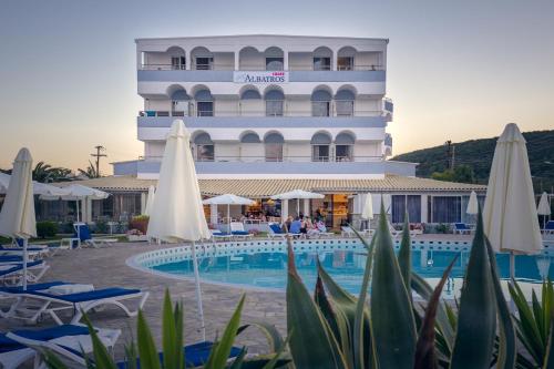 Бассейн в Hotel Albatros или поблизости