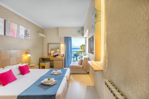 モライティカにあるHotel Albatrosのベッド付きのホテルルームで、海の景色を望めます。