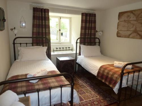 愛丁堡的住宿－老城啤酒廠公寓，一间卧室设有两张床和窗户。