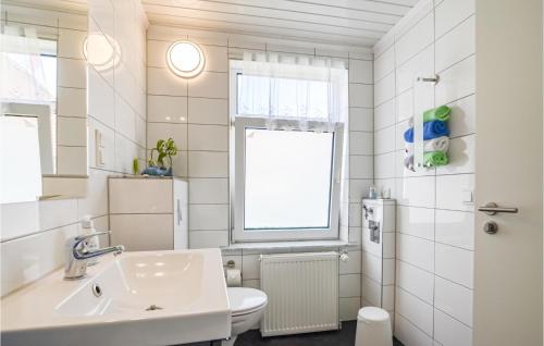 Ένα μπάνιο στο Nice Apartment In Schwaan With Kitchen