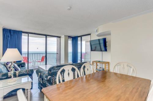 un salon avec une table et un canapé dans l'établissement Palms Resort 1502, à Myrtle Beach