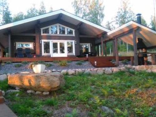 Casa de madera grande con patio grande en Holiday Home Saukko by Interhome, en Pietolansaari