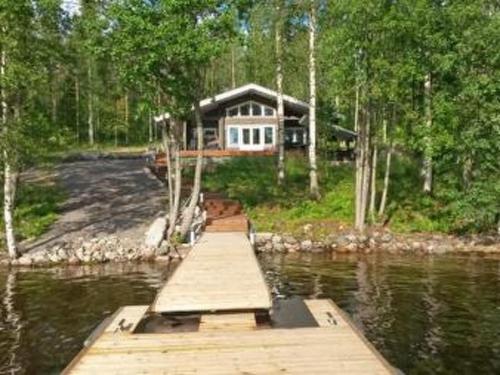 una casa a orillas de un lago con muelle en Holiday Home Saukko by Interhome, en Pietolansaari