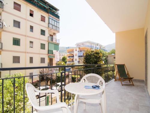 balkon ze stołem i krzesłami oraz widokiem w obiekcie Apartment Ritamar by Interhome w Sorrento