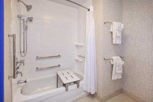 A bathroom at Holiday Inn Express & Suites New Castle, an IHG Hotel