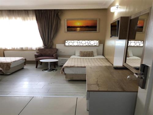 イスタンブールにあるGRAND VATAN HOTELのベッド2台とバスルームが備わるホテルルームです。