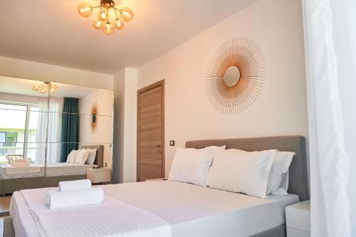 Кровать или кровати в номере Mimosa Luxury Apartment 161 Spa n Pool beach resort