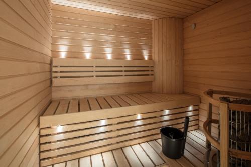 uma sauna de madeira com um caixote do lixo em Luxury Seaside Apartments em Helsinque