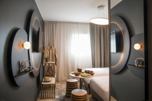 Cama o camas de una habitación en ibis Styles Pertuis Portes du Luberon