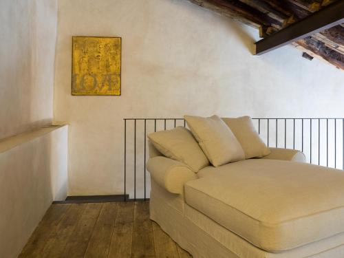 a couch in a room with a painting on the wall at Palazzo Albricci Peregrini in Como