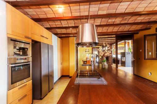 Virtuve vai virtuves zona naktsmītnē Villa de Lujo en Aranjuez para hasta 16 personas