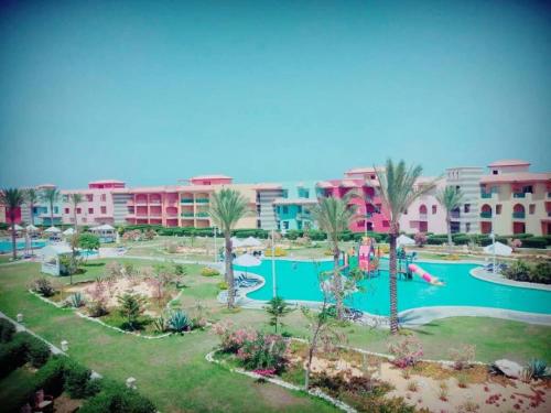 an aerial view of a swimming pool at a resort at بورتو مطروح أكوا بارك in Marsa Matruh