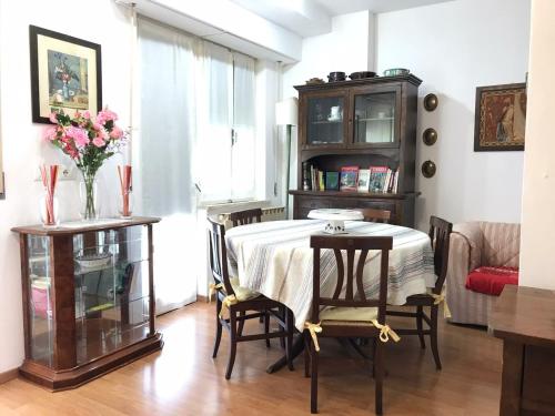 uma sala de jantar com uma mesa e algumas cadeiras em Casa di Debora em Perugia