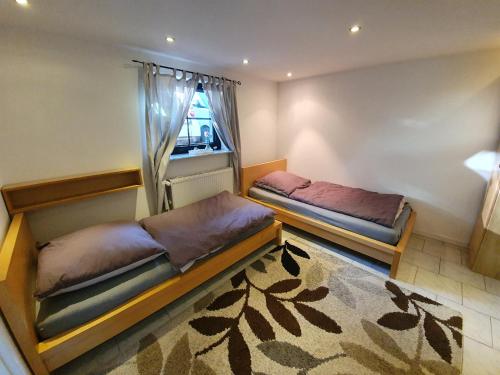 - une chambre avec 2 lits et une fenêtre dans l'établissement @ home Zimmervermietung, à Norderstedt