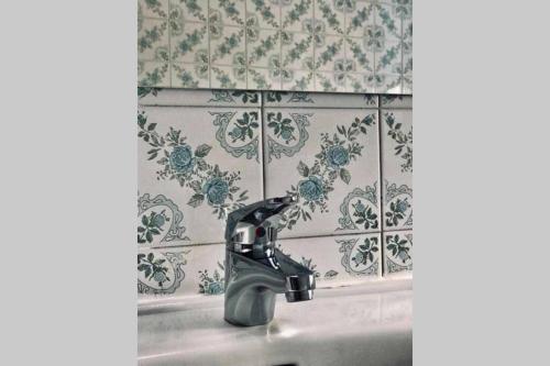 um lavatório com uma torneira na casa de banho em CASA ALBA DE SAN ROMÁN em Ourense