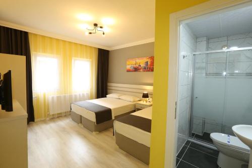 Habitación de hotel con cama y baño en Kaleroom EDİRNE en Edirne