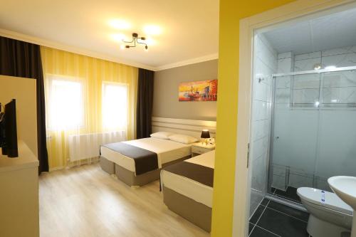 a hotel room with a bed and a bathroom at Kaleroom EDİRNE in Edirne