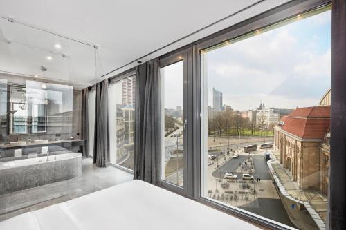 Uma cama ou camas num quarto em HYPERION Hotel Leipzig