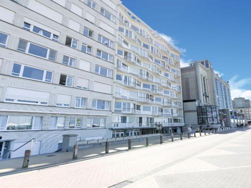 een groot appartementencomplex in een stadsstraat bij Simplistic Apartment in Blankenberghe near Belgium Pier in Blankenberge