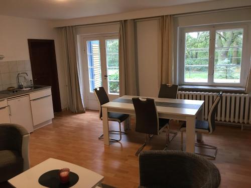 a kitchen and living room with a table and chairs at Ferienhaus am Beetzsee in Päwesin