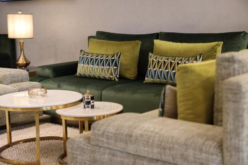 Uma área de estar em Nour Plazza Hotel