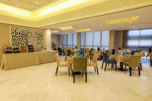 Um restaurante ou outro lugar para comer em Nour Plazza Hotel