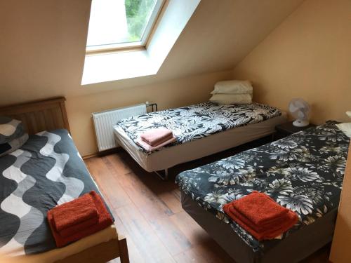 מיטה או מיטות בחדר ב-Lauku viesnīca Valdenrode