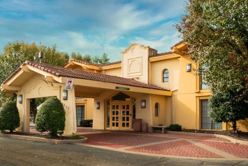 un grand bâtiment jaune avec une grande entrée dans l'établissement La Quinta Inn by Wyndham Nashville South, à Nashville