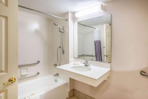 y baño con lavabo y espejo. en La Quinta Inn by Wyndham Colorado Springs Garden of the Gods, en Colorado Springs