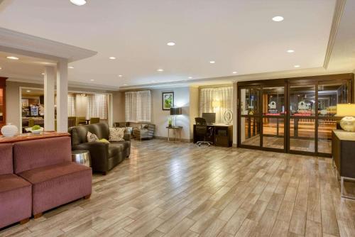 a large living room with couches and chairs at La Quinta by Wyndham Cleveland Macedonia in Macedonia