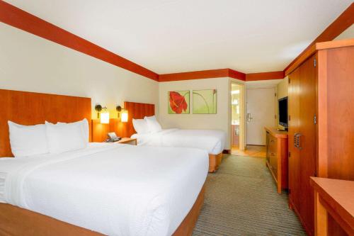 Кровать или кровати в номере CLT Airport Inn & Suites