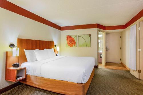 מיטה או מיטות בחדר ב-La Quinta by Wyndham Charlotte Airport North