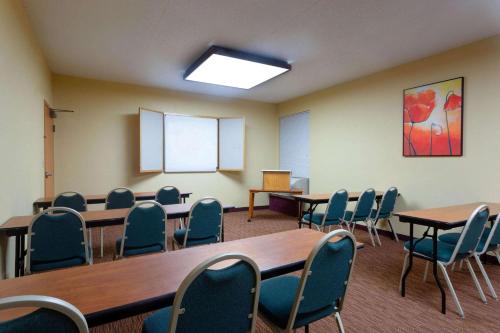 Бизнес-центр и/или конференц-зал в CLT Airport Inn & Suites
