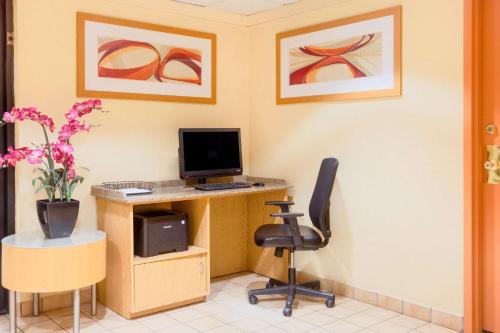 Телевизор и/или развлекательный центр в CLT Airport Inn & Suites