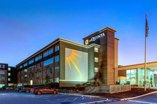 a building with a sign on the side of it at La Quinta by Wyndham Clifton/Rutherford in Clifton