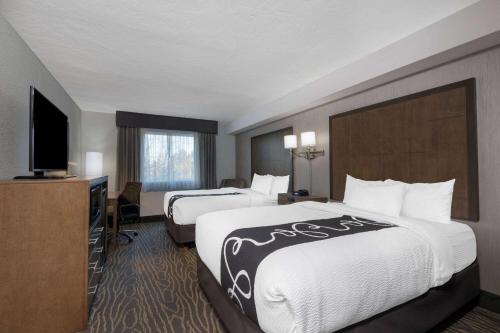 מיטה או מיטות בחדר ב-La Quinta by Wyndham Anchorage Airport