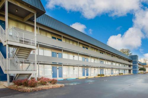 MiddlesboroにあるEcono Lodge Middlesboroのバルコニー付きの大きな建物、駐車場