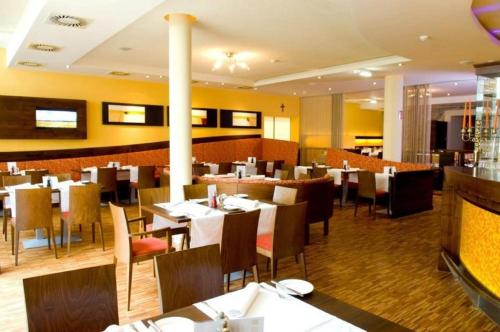 a dining room with tables and chairs in a restaurant at Hotel Öhlknechthof in Horn