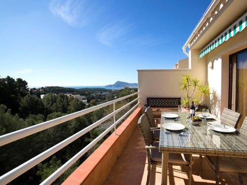 een balkon met een tafel en stoelen en uitzicht bij Apartment Bernia Golf by Interhome in Altea
