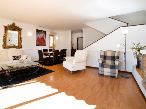uma sala de estar com um sofá e uma mesa em Apartment Bernia Golf by Interhome em Altea