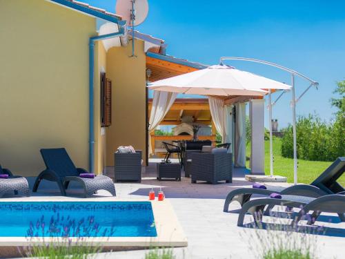 Bazén v ubytování Holiday Home Melian by Interhome nebo v jeho okolí
