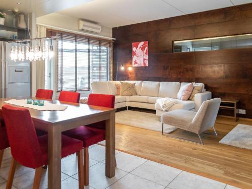 un salon avec un canapé, une table et des chaises dans l'établissement Holiday Home Tahko spa suites orange b 1 by Interhome, à Tahkovuori