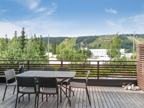 - une table et des chaises sur une terrasse avec vue dans l'établissement Holiday Home Tahko spa suites orange b 1 by Interhome, à Tahkovuori