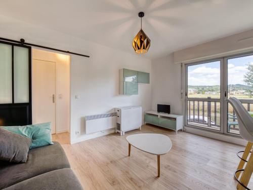 un salon avec un canapé et une table dans l'établissement Apartment Neptune-2 by Interhome, à Cabourg