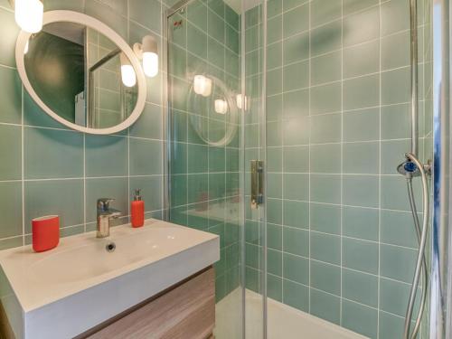 une salle de bain avec un lavabo et un miroir dans l'établissement Apartment Neptune-2 by Interhome, à Cabourg