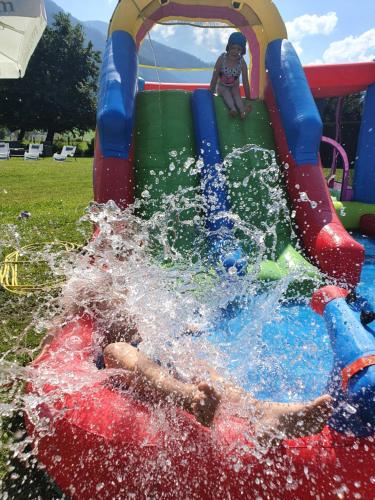 un niño pequeño jugando en un inflable en Ferienhof Kasparbauer, en Radstadt